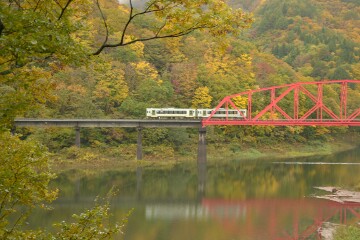 錦秋湖鉄橋を渡る列車 錦秋湖鉄橋を渡る列車