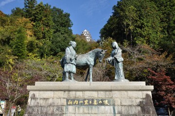 山内一豊と妻の像