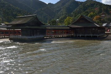 能舞台(左)と能楽屋 能舞台(左)と能楽屋