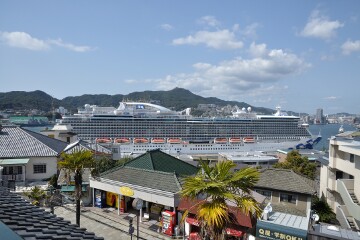 長崎港に停泊するクルーズ船 長崎港に停泊するクルーズ船