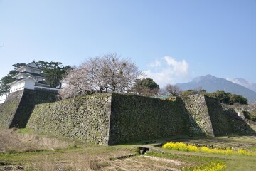 島原城と眉山・普賢岳(右奥) 島原城と眉山・普賢岳(右奥)