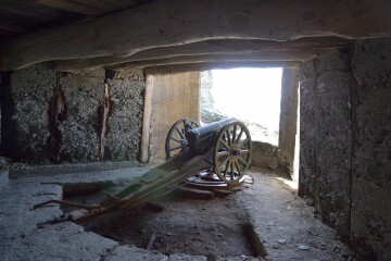 旧日本陸軍の砲台レプリカ