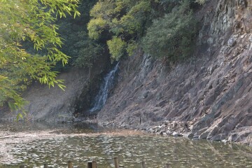 石壁（赤壁）と桶樋の滝