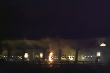 童子が担ぐお松明 お松明