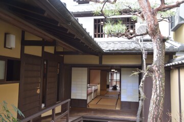 中庭 ならまち格子の家