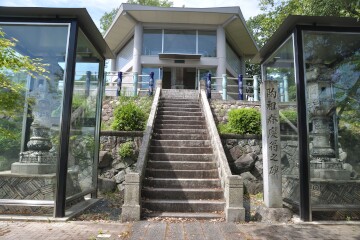 志野焼燈籠と展示館 志野焼燈籠と展示館
