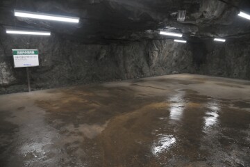 坑道内休憩所跡