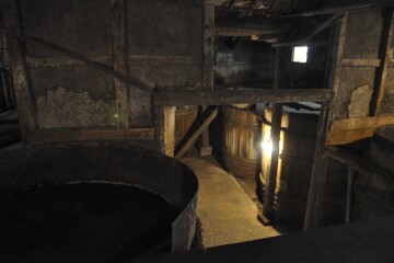 風化して崩れ落ちそうな土壁