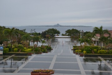 噴水広場 正面に伊江島