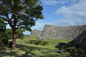 青い空と石垣 青い空と石垣