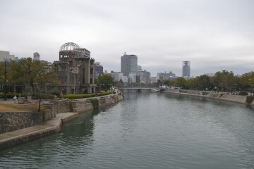 平和記念公園と元安川 元安川