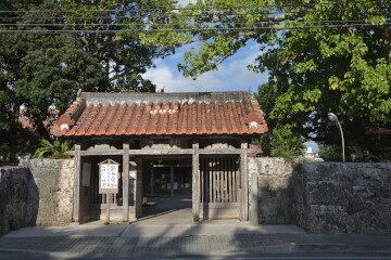 山門に仁王像 桃林寺