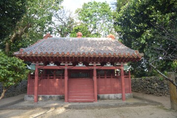 屋根に龍と宝珠 権現堂神殿