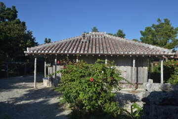 屋根にシーサー 屋根にシーサー